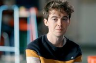 Der Patient – Im Krankenhaus freundet sich Thomas mit Bastien (Alex Lawther) an, der seine Eltern bei einem Autounfall verloren hat und seitdem im Rollstuhl sitzt.