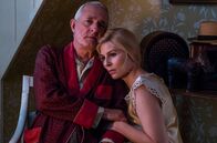 Seebad-Saga – Hjalmar Aurland (Peter Hesse Overgaard, l.) und Helene Aurland (Cecilie Stenspil, r.).