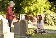 Young Sheldon – Connie "Meemaw" Tucker (Annie Potts, l.); Mary Cooper (Zoe Perry, r.)