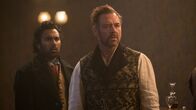 The Luminaries – Emery Staines (Himesh Patel, l.); Francis Carver (Marton Csokas, r.)
