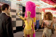 Miss Undercover 2 – FBI-Agentin Gracie Hart (Sandra Bullock, l.) und Sam Fuller (Regina King, r.) in einer etwas anderen Uniform auf Gangsterjagd ...