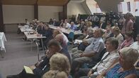 Insel des Bösen - Jersey – 2017, nach drei Jahren Arbeit, werden auf einer Pressekonferenz die Ergebnisse der unabhängigen Untersuchungskommission der Öffentlichkeit vorgetragen.