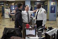 Brooklyn Nine-Nine – (v.l.n.r.) Jake Peralta (Andy Samberg); Charles Boyle (Joe Lo Truglio); Captain Ray Holt (André Braugher)