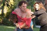 Stiefbrüder – Dale Doback (John C. Reilly, M.) und Brennan Huff (Will Ferrell, l.) können sich nicht ausstehen. Es kommt oft zu Rangeleien zwischen den beiden Männern - was Nancy Huff (Mary Steenburgen, r.) versucht zu verhindern.