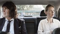 Toni Erdmann – Toni Erdmann (Peter Simonischek) und Ines (Sandra Hüller) bei der Fahrt durch Bukarest.