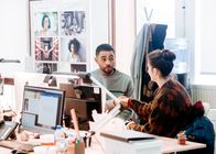 Pure – Marnie (Charly Clive) lernt zum zweiten Mal ihren neuen Arbeitskollegen Joe (Anthony Welsh) kennen. Sie ist von der erneuten, gemeinsamen Begegnung sehr überrascht.