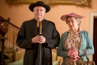 Father Brown – Die Ereignisse im Haus von Sir Raleigh machen Father Brown (Mark Williams, l.) und Mrs McCarthy (Sorcha Cusack, r.) sprachlos.