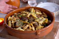 Zu Tisch ... – Der Fleischeintopf Frito de Matanza ist weit über die Insel Ibiza hinaus bekannt.