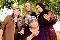 Freibad – Melek (Arzu Ermen, hinter, m.)