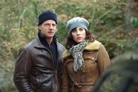 Mit Herz und Handschellen – Personenschützerin Anna Bender wird durch eine Autobombe getötet: Während die Kollegen an einen Terroranschlag glauben, ermitteln Leo (Henning Baum, l.) und Nina (Elena Uhlig, r.) auf eigene Faust. War es Zufall, dass sich Anna Benders Parkplatz in unmittelbarer Nähe der Asservatenkammer befindet?