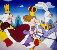 Alice im Wunderland – Die Herzkönigin, der Herzkönig und das große weiße Kaninchen reiten zum königlichen Wunderlandzauberer.