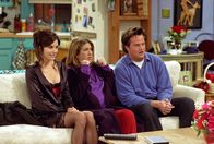 Friends – Monica (Courteney Cox Arquette, li.), Rachel (Jennifer Aniston) und Chandler (Matthew Perry) sehen sich ein Geburtsvideo an.