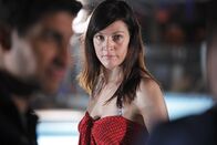 Death in Paradise – Die Flugbegleiterin Natasha (Félicité du Jeu) ist Opfer eines Mordes geworden.