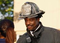 Chicago Fire – Chicago Fire Zwei Familien - Two Families Staffel 1, Episode 7 Gratuliert seinem Team nach dem Einsatz: Eamonn Walker als Chief Boden