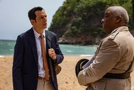 Death in Paradise – Detective Neville Parker (Ralf Little, l.) erfährt vom Polizeichef Selwyn Patterson (Don Warrington, r.) interessante Details über den Strand, die möglicherweise im Zusammenhang mit dem Mordfall stehen.