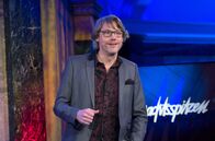 Mitternachtsspitzen – Christoph Sieber (Foto), neuer Gastgeber der "Mitternachtsspitzen" in schwerer Zeit, blickt gemeinsam mit Wilfried Schmickler auf das kabarettistisch Beste, das im Kölner Wartesaal am Dom über Angela Merkel gesagt wurde: Ein Feuerwerk der Zuspitzungen, ein Wiedersehen auch mit Jürgen Becker, Volker Pispers, Urban Priol, Arnulf Rating, Hagen Rether, Mathias Richling, Georg Schramm, Florian Schroeder, Simone Solga und anderen.