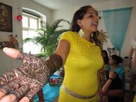 ATV - Die Reportage – Rakhi mit Henna tattoo