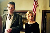 Buffy - Im Bann der Dämonen – Rupert Giles (Anthony Stewart Head), Buffy (Sarah Michelle Gellar) Die Verwendung des sendungsbezogenen Materials ist nur mit dem Hinweis und Verlinkung auf RTL+ gestattet.; Rupert Giles (Anthony Stewart Head), Buffy (Sarah Michelle Gellar) Die Verwendung des sendungsbezogenen Materials ist nur mit dem Hinweis und Verlinkung auf RTL+ gestattet.