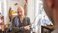 SOKO Wismar – Kommissar Lars Pöhlmann (Dominic Boeer, r.) geht der neuen Spur nach und sucht den An- und Verkäufer Benne Fahner (Prodromos Antioniadis, l.) in seinem Laden auf. Doch dieser leugnet, mit Marcel verabredet gewesen zu sein. Er kenne das Opfer außerdem nur flüchtig. Warum hat Marcel Vanessa angelogen? Oder hat Vanessa die Polizei angelogen?