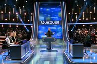 Quizduell – Moderatorin, 2.v.l.) – sowie dem Teamkapitän des Teams "Deutschland" Tobias Stankewitz (Gymnasialllehrer aus Dresden, r.).