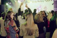 Gilmore Girls – Damit Rory (Alexis Bledel, l.) endlich Freundschaft mit Paris (Liza Weil, r.), Madeline und Louise schließen kann, schenkt Lorelei ihr Tickets für ein Konzert in New York. Doch der Abend verläuft anders, als geplant ...