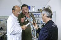 Die Rosenheim-Cops – Hotelier Gerber wurde durch ausgetauschte Medikamente getötet, was für die beiden Cops Satori (Markus Böker, re.) und Hofer (Josef Hannesschläger, mi.) den Apotheker Kurt Wilke (Uli Gebauer) mehr als verdächtig macht.