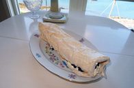 Zu Tisch ... – Das Blaubeer-Baiser mit frischer Schlagsahne ist ein moderner Nachtisch. Zu Zeiten von Bentes Großeltern gab es eher Torte und Rührkuchen.