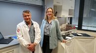 Servicezeit Reportage: Der Haushalts-Check mit Yvonne Willicks – Induktionskochfelder im Labor-Check: In einem unabhängigen Labor findet Yvonne Willicks (r) heraus, wie viel man für ein gutes Kochfeld wirklich ausgeben muss. Kann das günstige Modell vom schwedischen Möbelhaus mit einem hochpreisigen Markenprodukt mithalten?