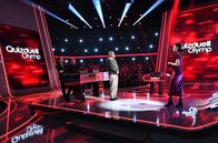 Quizduell-Olymp – Moderatorin Esther Sedlaczek (r.) mit den Kandidaten des Teams "Witz": Olaf Schubert (l.) und Markus Krebs (2.v.l.), sowie dem Quizexperten Eckart Freise (M.).