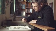Spiel mit dem Feuer - Die Ofenbauer – Andreas Angermayer bemalt mit einem Pinsel ein Tonstück