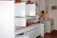 Ermittler! – Im Haus des Opfers wurden sämtliche Schranktüren geöffnet. Der Inhalt aber ist nicht angetastet. Offenbar wollte der Täter einen Raub vortäuschen.