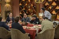 The Big Bang Theory – Ein ganz besonderer Junggesellenabschied: Sheldon (Jim Parsons, 2.v.l.), Leonard (Johnny Galecki, M.), Howard (Simon Helberg, 3.v.r.) und Raj (Kunal Nayyar, 2.v.r.) ...