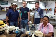Verrückt nach Meer – Zweiter Offizier Christian Baumann und Kreuzfahrtdirektor Thomas Gleiß in der Panamahutmanufaktur mit Hüten und Herstellern. Weiteres Bildmaterial finden Sie unter www.br-foto.de.