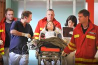 Notruf Hafenkante – Die 16-jährige Ausreißerin Nina (Sophie Charlotte Schirmer, M.) wird verletzt ins Elbkrankenhaus eingeliefert. Dr. Jasmin Jonas (Gerit Kling, 2.v.r.) und Dr. Haase (Fabian Harloff, 2.v.l.) kümmern sich um das Mädchen.