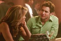 Desperate Housewives – Beim Marktwerttesten trifft Lynette (Felicity Huffman, l.) auf einen jungen Mann (Kurt Cole, r.), doch wird sie sein Interesse wecken?
