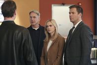 Navy CIS – Als ein Soldat ermordet wird, müssen Gibbs (Mark Harmon, 2.v.l.), McGee (Sean Murray, l.), Bishop (Emily Wickersham, 2.v.r.) und Tony (Michael Weatherly, r.) mit der Cyber-Abteilung des NCIS zusammenarbeiten ...