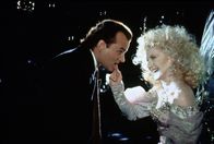 Die Geister, die ich rief ... – Immer wieder wird der zynische Fernsehboss Frank Cross (Bill Murray, l.) von einer Fee (Carol Kane, r.) mit den Menschen konfrontiert, die unter seinem Geiz und seiner Gefühlskälte extrem leiden ...