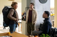 In aller Freundschaft – Ina Schulte (Isabell Gerschke) ist aus Jordanien zurück. Da sich während ihrer Abwesenheit anscheinend Mäuse in ihrer Wohnung breitgemacht haben, fragt sie Ilay Demir (Tan Caglar, re.) und Kris Haas (Jascha Rust, mi.), ob sie ein paar Tage auf ihrem Sofa übernachten kann.
