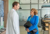 In aller Freundschaft – Die neue Gesundheitsdezernentin Antonia Meiler (Muriel Baumeister) weiß, dass ihr in der Sachsenklinik etwas verheimlicht wird. Um zu erfahren, was Sarah Marquardt ihr verheimlicht, fragt sie auch Dr. Kai Hoffmann (Julian Weigend).