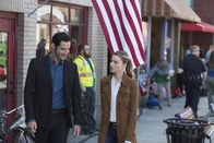 Lucifer – Der Mord an einem Lichtdouble beschäftigt Lucifer (Tom Ellis, l.) und Chloe (Lauren German, r.) ...