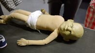 Anmaßung – Können Marionetten böse sein? Die Puppe verkörpert im Film einen Mörder, der aus Personenschutzgründen nicht gezeigt werden darf.