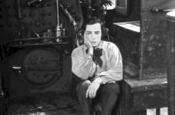 Der General – Lokführer Johnnie Gray (Buster Keaton) ist verzweifelt: Gerne würde er an der Front dienen, doch die Armee schließt ihn aus und seine Angebetete verschmäht ihn als Feigling.