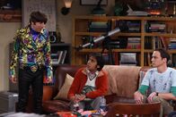 The Big Bang Theory – Während Sheldon (Jim Parsons, r.) und Raj (Kunal Nayyar, M.) eine erschwerte Version von "Schere-Stein-Papier" spielen, hat Howard (Simon Helberg, l.) eine neue Masche entwickelt, um Frauen abschleppen zu können ...