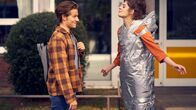 Der Lehrer – Schulbeau Damian (Moritz Bäckerling) ist überrascht, wie gut Marie (Merle Peters) die standartmäßige Begrüßungs-Aktion vom G-Kurs wegsteckt. Die beiden sind sich auf Anhieb sympathisch. +++ Die Verwendung des sendungsbezogenen Materials ist nur mit dem Hinweis und Verlinkung auf TVNOW gestattet. +++