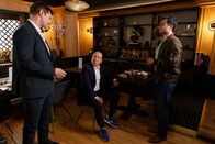 Die Rosenheim-Cops – Die Kommissare Hansen (Igor Jeftić, l.) und Kaya (Baran Hêvî, r.) fragen den Edelrestaurantbesitzer Yu-Jun Kim (Nick Dong-Sik, M.), was hinter seinem Streit mit seiner ermordeten Konkurrentin steckt.