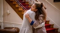 Sturm der Liebe – Zoe ist verletzt, als sie sieht, wie Philipp (Robin Schick, l.) Ana (Soluna-Delta, Kokol, r.) umarmt.