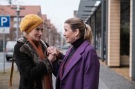 In aller Freundschaft – Sarah Marquardt (Alexa Maria Surholt, re.) bekommt Besuch ihrer Schwester Katja (Astrid M. Fünderich, li.). Bei dieser Gelegenheit will Katja ihren neuen Freund vorstellen.