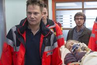 Notruf Hafenkante – Boris Uhlmanns (Jonas Minthe, hinten) Freundin Maya (Anna Luise Borner) konnte noch rechtzeitig durch Dr. Haase (Fabian Harloff, l.) versorgt werden.