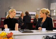 Rote Rosen – ARD ROTE ROSEN, Folge 94010 Uhr im Ersten. Sophie (Anne Apitzsch, l.) hat registriert, dass es zwischen Nora (Charlotte Crome, r.) und Steffen eine Verbindung geben muss.