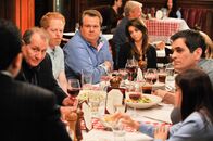 Modern Family – (v.li.) Ed O'Neill (Jay Pritchett), Jesse Tyler Ferguson (Mitchell Pritchett), Eric Stonestreet (Cameron Tucker), Sarah Hyland (Haley Dunphy), Ty Burrell (Phil Dunphy), Ariel Winter (Alex Dunphy).